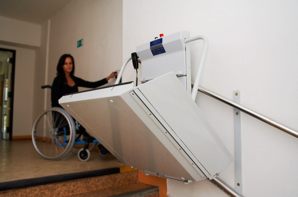 В подъездах ВАО в 2021 году установили 9 подъемников для инвалидов