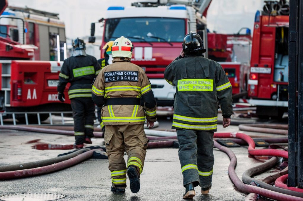 В Восточном округе Москвы загорелся заброшенный склад