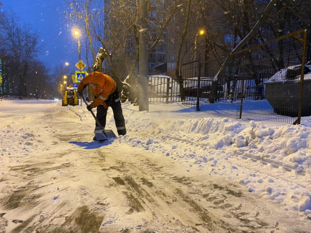 Коммунальные службы Восточного округа убрали почти сто тысяч кубометров снега