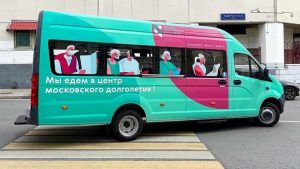 Пенсионеры доберутся до центров московского долголетия на бесплатном автобусе