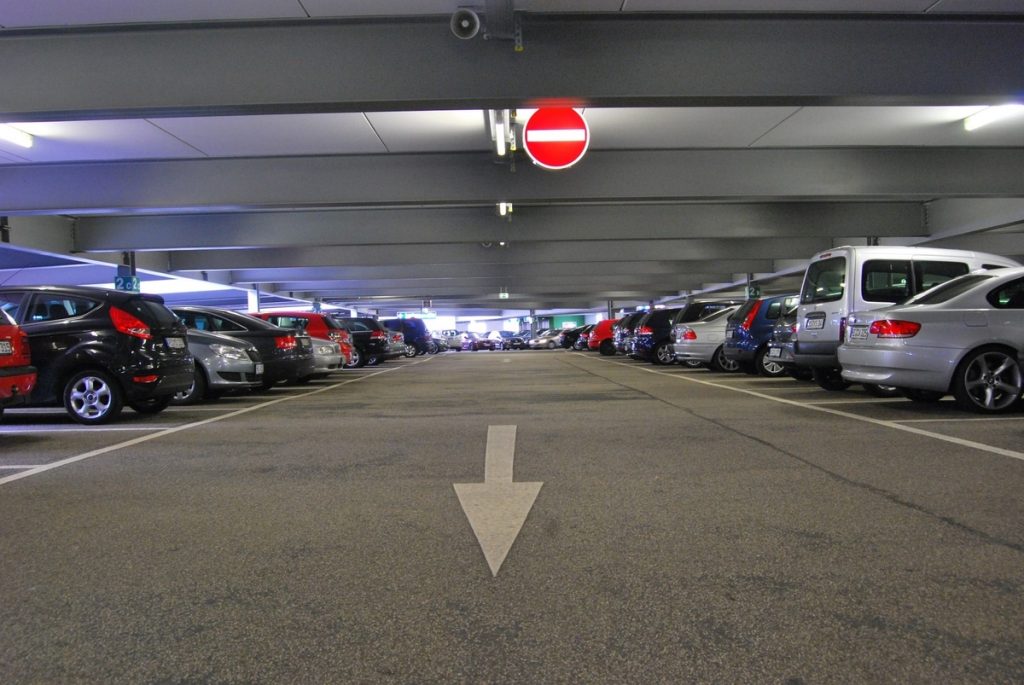 В ВАО выставили на продажу более 200 парковочных мест