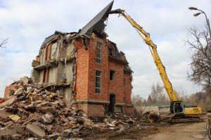 В ВАО снесли более 60 заброшенных зданий