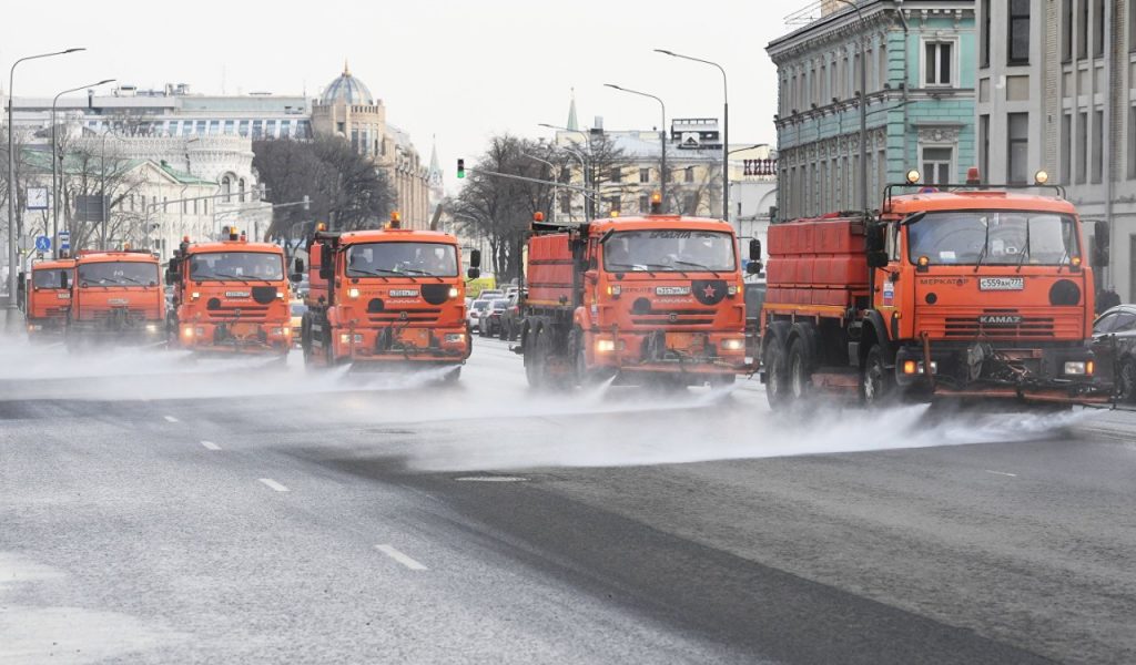 В районах ВАО промыли дороги перед предстоящей зимой